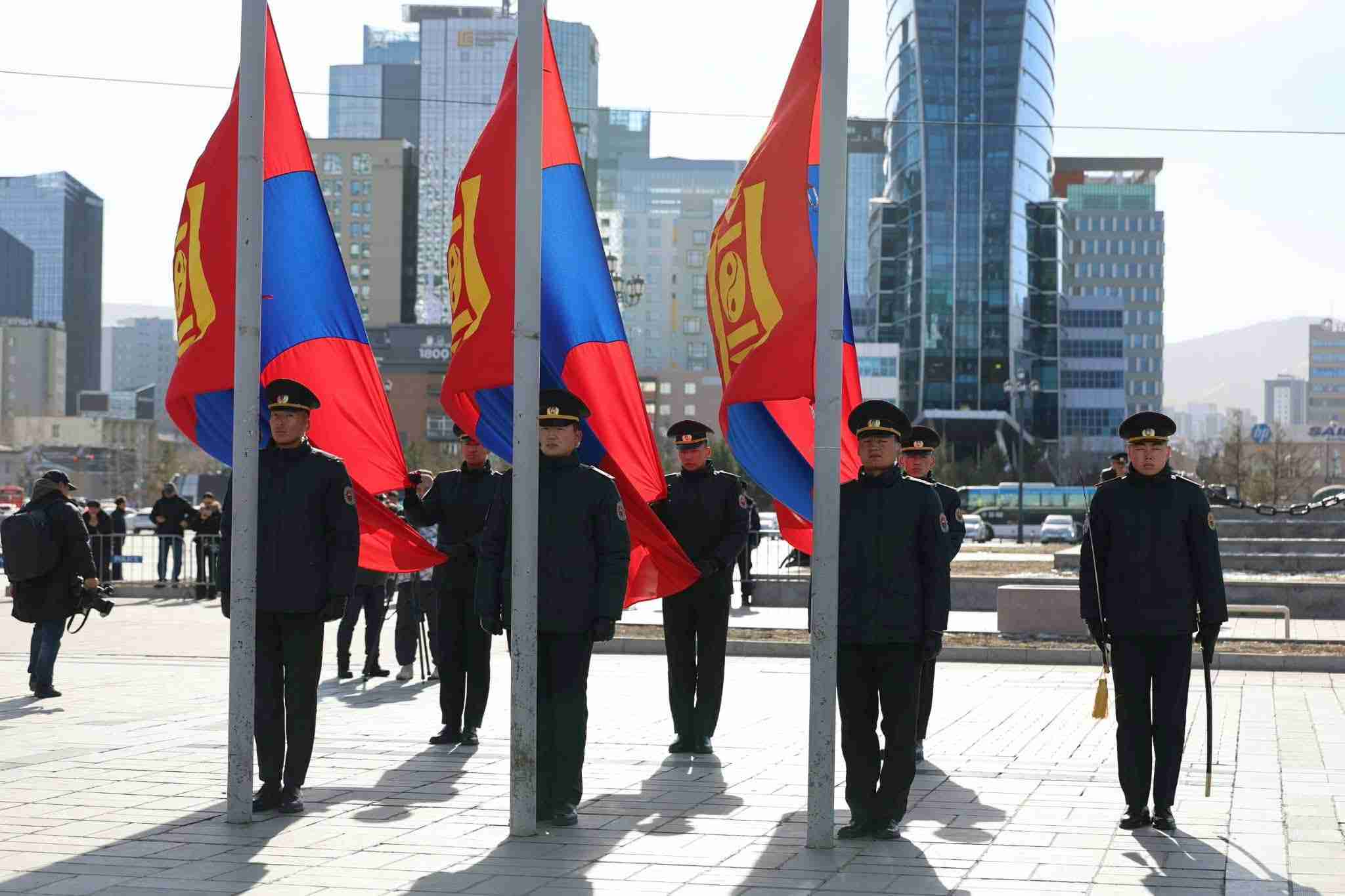Эзэн богд Чингис хааны хөшөөнд хүндэтгэл үзүүлж, төрийн далбаа, нийслэлийн туг мандууллаа